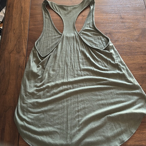Women’s racerback flowy tank sz small but runs oversized. - Picture 3 of 3
